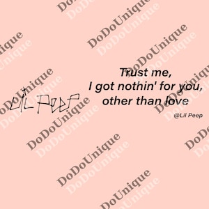 Pode incluir: Um fundo rosa claro com o texto "Trust me, I got nothin' for you, other than love" em preto. A imagem também inclui o nome "Lil Peep" e o logotipo do artista.