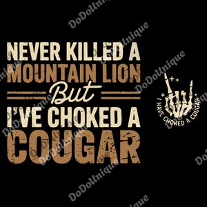 Może przedstawiać: Czarny projekt graficzny z tekstem "NEVER KILLED A MOUNTAIN LION But I'VE CHOKED A COUGAR" w kolorze beżowym i brązowym. Ręka ze środkowym palcem w górze znajduje się po prawej stronie projektu.