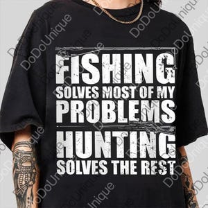 Op de afbeelding: Zwart t-shirt met witte tekst: "FISHING SOLVES MOST OF MY PROBLEMS HUNTING SOLVES THE REST." Met illustraties van een hengel en een geweer. Een casual t-shirt voor buitenliefhebbers.