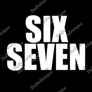 Könnte beinhalten: Schwarzer Hintergrund mit dem weißen Text "SIX" über "SEVEN" gestapelt. Der Text ist in einer fetten, serifenlosen Schriftart. Die Wörter sind im Rahmen zentriert.