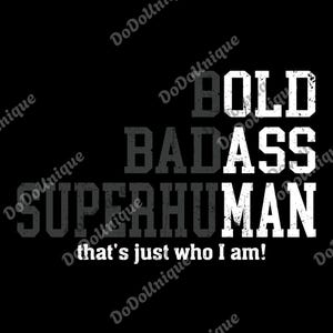 Può includere: Design grafico nero con le parole "BOLD BADASS SUPERHUMAN" in bianco e grigio, con la frase "that's just who I am!" sotto. Il design ha un aspetto invecchiato e vintage.
