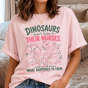 Dinosaurussen Verpleegster PNG Digitale Download, Cartoon Medische Humor Afbeelding afbeelding 1