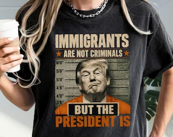 Los inmigrantes no son criminales, pero el presidente sí lo es. PNG, foto policial de Trump. Descarga digital patriótica.