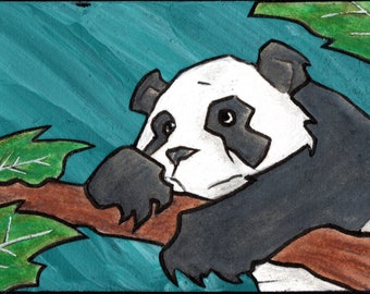 Może przedstawiać: Czarno-biały panda z smutnym wyrazem twarzy siedzi na brązowej gałęzi z zielonymi liśćmi. Panda opiera się o gałąź przednimi łapami. Tło jest w kolorze turkusowym.