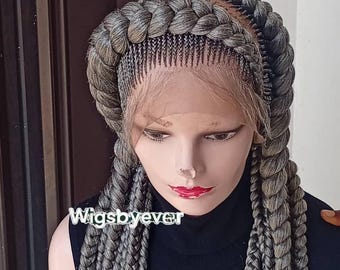 Pode incluir: Peruca trançada cinza com frente de renda, exibida em um manequim. A peruca apresenta tranças grandes e grossas e uma linha de cabelo de aparência natural. O texto "Wigsbyever" é visível na frente.