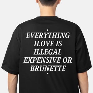 Camiseta Tudo que eu amo é ilegal, caro ou morena, camiseta engraçada sarcástica, camiseta de humor espirituoso, roupa casual da moda