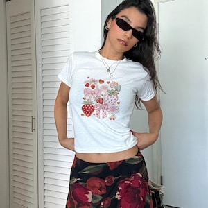 Strawberry Coquette Bow Retro Y2K Vintage Baby Tee Cute Festival Shirt for Girls Women Aesthetic Soft Girl Fruit Graphic Top