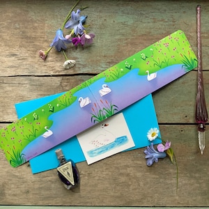 Carte mince cygnes et enveloppe assortie-cygnes-quenouilles-étang-fleurs-Valerie Walsh cartes de voeux