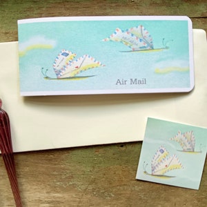 Tarjeta de correo aéreo en blanco de línea delgada con sobre y diseño de alas / Tarjeta con letras voladoras y sobre a juego / Tarjetas de Valerie Walsh