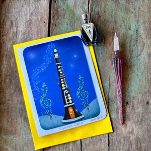 Cartão comemorativo em branco com tema de castelo de clarinete | Cartão de 10 cm x 15 cm | Notas esfumaçadas para clarinete e topiarias de clave de sol | Noite estrelada | Cartões de Valerie Walsh