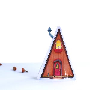 Tarjeta de felicitación de cabaña con estructura en A de Alpine Haus / Cabaña pequeña con estructura en A en el bosque / Tarjeta con forma de casa / Tarjeta con animales del bosque / Valerie Walsh
