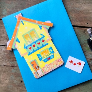 Swiss Chalet CARTÃO DE SAUDAÇÕES com envelope azul brilhante | Cartão recortado em formato de casa | Cartão de saudações Saint Bernard-Turaco-Snow-Hearts | Val Card