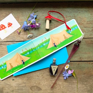 Tarjeta de diseño fino con diseño de casa de verano y sobre a juego: perro, gato, camping, luciérnagas, búho y tienda de campaña. Tarjetas de Valerie Walsh