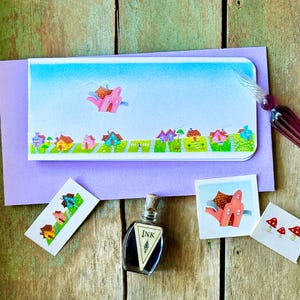 Tarjeta delgada en blanco "Volando a casa" / Sobre y pegatinas a juego / Casa con alas, gatito, perro, árboles, vecindario - Tarjetas de Valerie Walsh