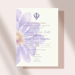 Op de afbeelding: Een uitnodigingskaart met een paarse en gele aquarel bloem. De tekst kondigt een Sukhmani Sahib Paath aan om de 1e verjaardag van Avani Kaur Sandhu te vieren op 26 augustus om 10.00 uur. De uitnodiging is van de familie Sandhu.