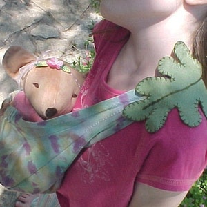 Muñeca (u oso) Honda a mano teñida con hoja de fieltro bordada o flor