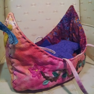 Cama mágica tipo barco para muñeca Waldorf (u otras amigas)