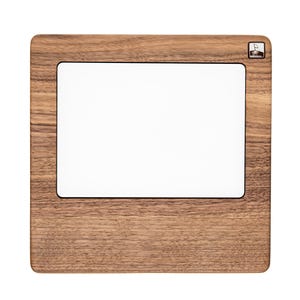 Puede incluir: Un marco cuadrado de madera con un fondo blanco en el interior. El marco está hecho de madera marrón oscura con un patrón de veta de madera natural.