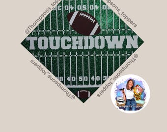 Puede incluir: Un diseño de campo de fútbol verde brillante en forma de diamante con la palabra "TOUCHDOWN" en blanco. Incluye un balón de fútbol marrón y los números 30, 40 y 50. El diseño es para un adorno de pastel.