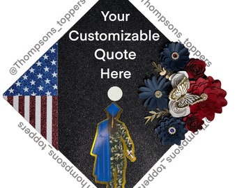 Pode incluir: Um chapéu de formatura preto com glitter com um design de bandeira americana e uma área de citação personalizável. Apresenta uma silhueta de um graduado em uniforme militar e detalhes florais em vermelho, branco e azul.
