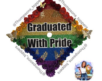 Pode incluir: Um chapéu de formatura decorado com um design de glitter arco-íris e as palavras "Graduated With Pride". O chapéu é adornado com rosas de papel coloridas e detalhes de borboletas douradas. Uma pequena imagem do vendedor está no canto inferior direito.