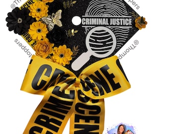 Pode incluir: Tampo de formatura preto decorado com flores amarelas e pretas, uma borboleta e uma fita amarela com o texto "CRIME SCENE". O tampo apresenta um design de impressão digital e as palavras "CRIMINAL JUSTICE".