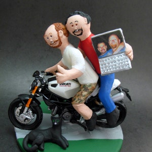 Gay Motorcyclist Wedding Cake Toppers fait sur mesure pour les mariages de même sexe!... fait à la main pour commander selon vos spécifications. Gâteau de mariage gay Topper
