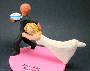 花嫁が新郎にタックルするフットボールウェディングケーキトッパー、フットボールママとパパの結婚記念日ギフト/ケーキトッパー、NFLフットボールウェディングケーキトッパー、