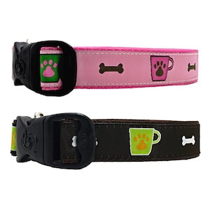 Peut inclure: Deux colliers pour chien, l'un rose et l'autre marron, avec un motif de patte et d'os. Les colliers ont une boucle en plastique noire.