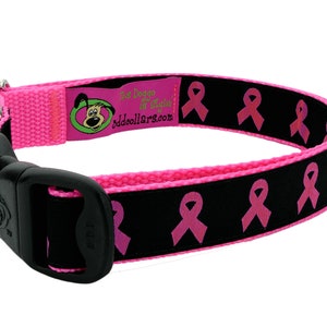 Op de afbeelding: Zwarte hondenriem met roze lintpatroon en de tekst "The Doggo that is Stylish is at addcollars.com".