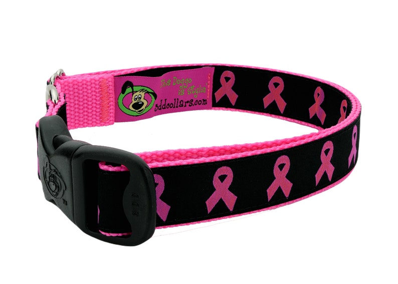 Op de afbeelding: Zwarte hondenriem met roze lintpatroon en de tekst "The Doggo that is Stylish is at addcollars.com".