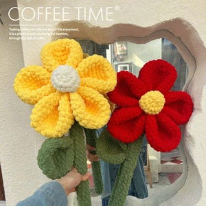 Könnte beinhalten: Zwei große, handgefertigte Häkelflorblumen, eine gelbe mit weißer Mitte und die andere rote mit gelber Mitte, werden hochgehalten. Die Stiele sind grün. Der Text "COFFEE TIME" und "LOVELY SLIDES" sind sichtbar.