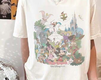 Camiseta vintage de Magic Kingdom de Disney World, camiseta retro del castillo de Mickey y sus amigos, camiseta de vacaciones familiares de Disney 2026, camiseta con estampado de dibujos animados clásicos.