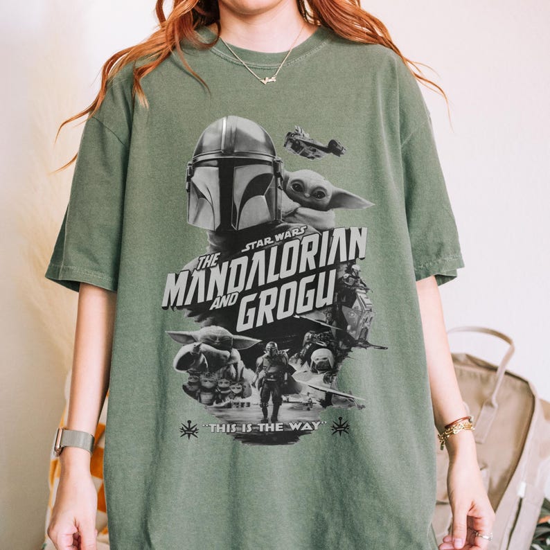 以下が含まれることがあります： スターウォーズシリーズ「マンダロリアンとグローグ」のグラフィックが特徴の緑色のTシャツ。デザインには、マンダロリアンのヘルメット、グローグ、そして「This is the Way」というフレーズが含まれています。