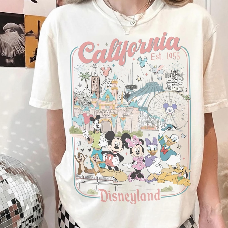 Camiseta retro de Disneyland Comfort Colors, Space Mountain, camiseta de vacaciones de Mickey y sus amigos. Ivory/Sand/Natural