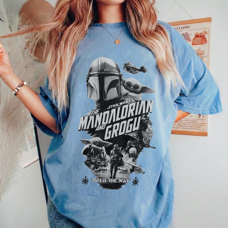 以下が含まれることがあります： スターウォーズのマンダロリアンとグローグーのグラフィックが特徴のライトブルーTシャツ。デザインにはマンダロリアンのヘルメット、グローグー、そして「This is the Way」というフレーズが含まれています。