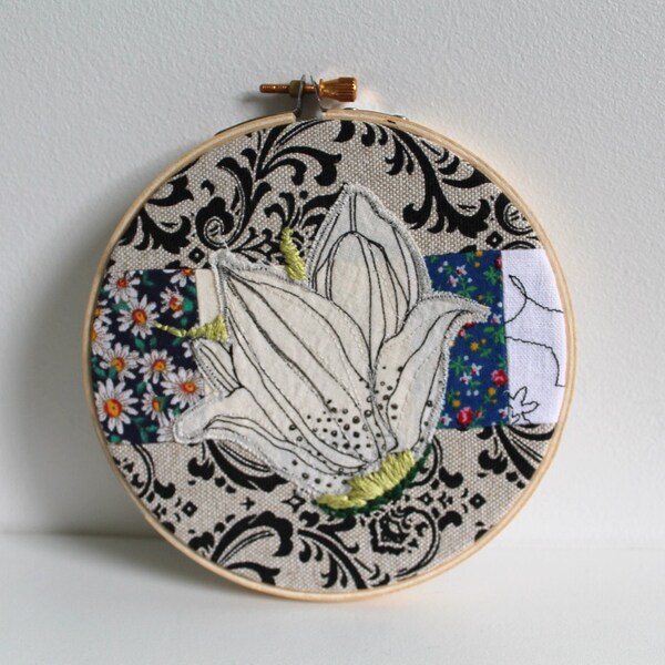 Delicate flower, Hoop Art, cerceau mural, Bouche cousue, screenprint, iris, blue, green, embroidery, floral, cotton,