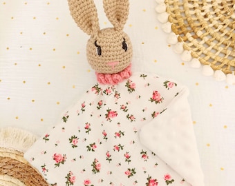 Doudou lange Gabin le Lapin en crochet fait main cadeau de naissance personnalisable