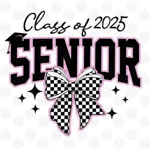 Puede incluir: Lazo a cuadros blanco y negro con contorno rosa, con el texto "Class of 2025 SENIOR" en negro con contorno rosa.