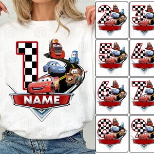 Puede incluir: Sudadera blanca con un gráfico colorido de coches animados, un número 1 a cuadros y la palabra "NAME" en una pancarta roja. Los diseños adicionales incluyen los números del 2 al 9 con gráficos de coches similares.