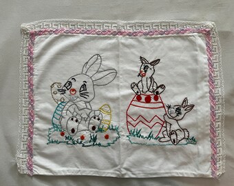 Funda de almohada bordada a mano con ribete de encaje a crochet (3 conejitos de Pascua)