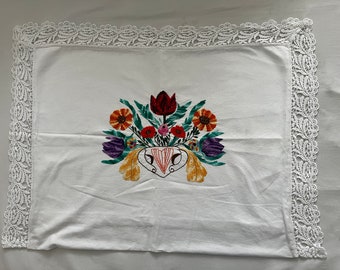 Funda de almohada bordada a mano con adornos de encaje de ganchillo (florero estilizado)