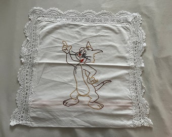 Funda de almohada bordada a mano con ribete de encaje de ganchillo (el gato Jerry)
