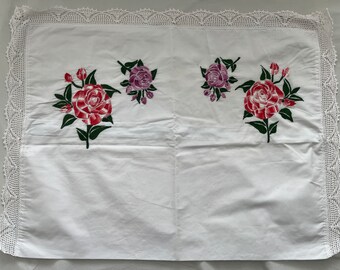 Housse de coussin brodée main avec bordure en dentelle crochetée (roses)