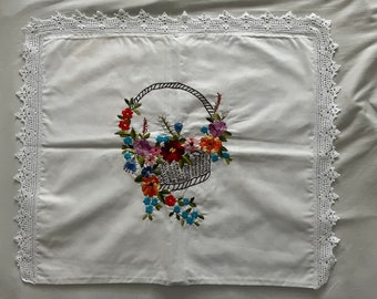 Funda de almohada bordada a mano con borde de encaje de crochet (cesta de flores)