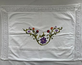 Taie d'oreiller brodée à la main avec bordure en dentelle crochetée (pensées)