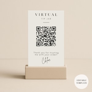 Op de afbeelding: Een crèmekleurige kaart met de woorden "VIRTUAL TIP JAR" en een QR-code. Onder de QR-code staat de tekst "Thank you for trusting me with your order!" en de naam "Chloe" in cursief. De kaart zit in een beige houder.