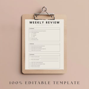 Peut inclure: Un presse-papiers avec une feuille beige intitulée "WEEKLY REVIEW" avec des sections de liste de contrôle pour les tâches de pré-révision, de révision et de post-révision. Le texte "100% EDITABLE TEMPLATE" est en bas. Le presse-papiers a un clip en métal argenté.