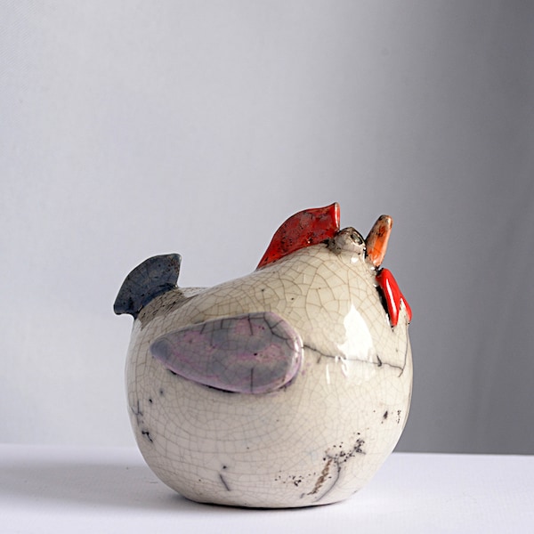 Pollo de cerámica Raku hecho a mano de tamaño mediano