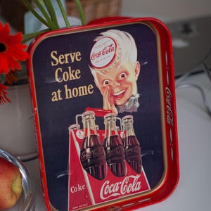 Coca-Cola SPRITE JUNGE mit Flaschen-Serviertablett aus Metall, 1982 - Vintage Coca Cola Decor Cola Memorabilie Cola Sammlerstücke Retro Diner Decor
